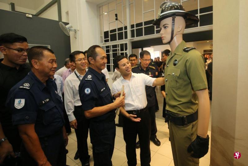 民防部队今天下午在位于惹兰峇哈的民防学院，为民防部队国民服役展览馆（SCDF NS Gallery）举行开幕。开幕由内政部兼国家发展部高级政务部长李智陞担任主宾。