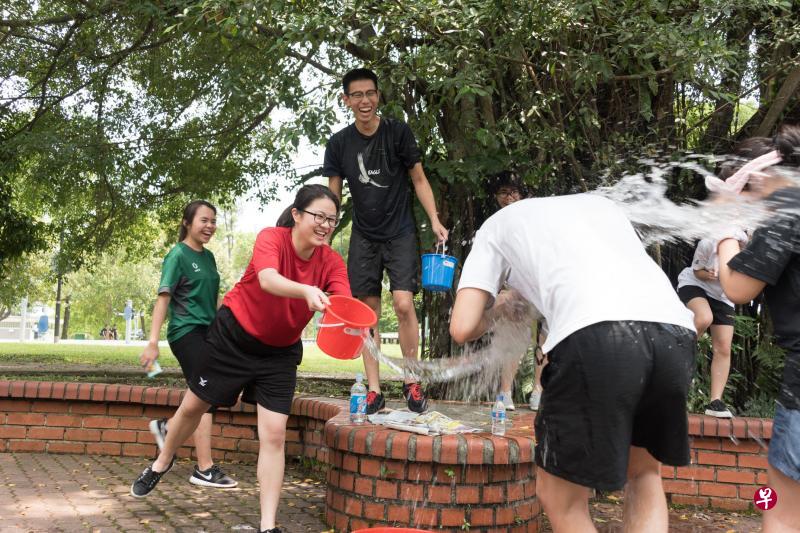“泼水游戏”让通讯员们乐在其中。