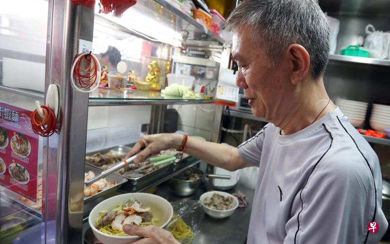 69岁的陈重秀11岁开始卖虾面汤，58年如一日。