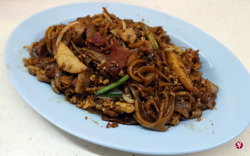 陈文杰坚持古早味，炒出的粿条镬香味十足，也不太油腻。