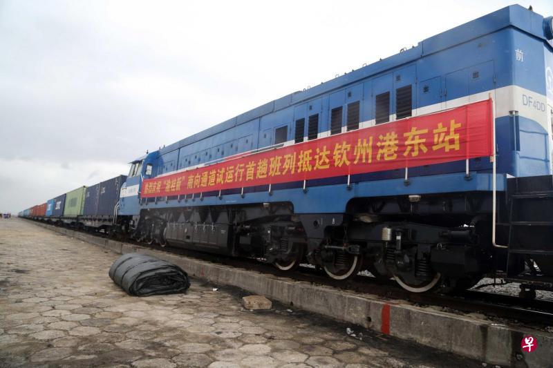 “渝桂新”国际联运通道首趟试运行班列经过近48个小时行程，前天顺利抵达广西北部湾钦州港站，在港口完成货物通关手续将下水出海，前往新加坡。（中新社）