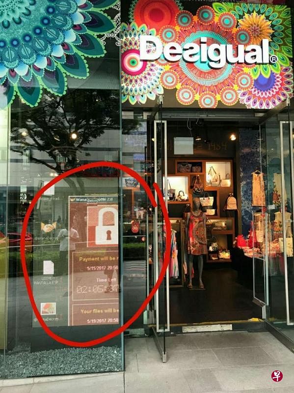 乌节中央城服饰店Desigual的电子显示屏出现的红色页面显示电脑系统已遭WannaCry病毒入侵。（互联网）