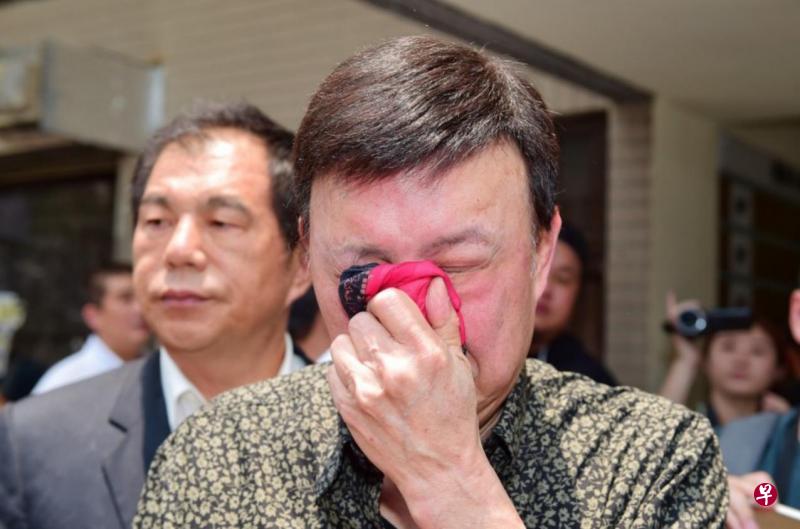 余天看过猪哥亮遗体后痛哭。（自由时报图）