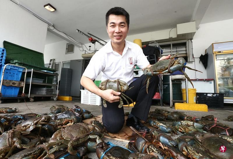 螃蟹之家总裁黄泯莱说，将餐厅水准的螃蟹美味以真空包装，既保证螃蟹的新鲜度，也保证菜式的原汁原味，消费者在买回家后，只需放入微波炉加热一定时间，即可享用美食。（档案照片）