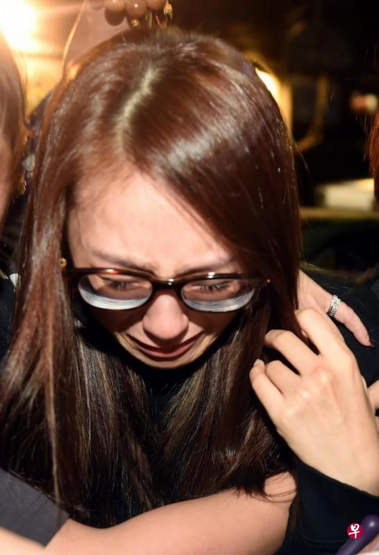 谢金晶一下机就直奔父亲猪哥亮灵堂，并遵从传统习俗，边哭边下跪，一路爬跪进灵堂。（自由时报图）