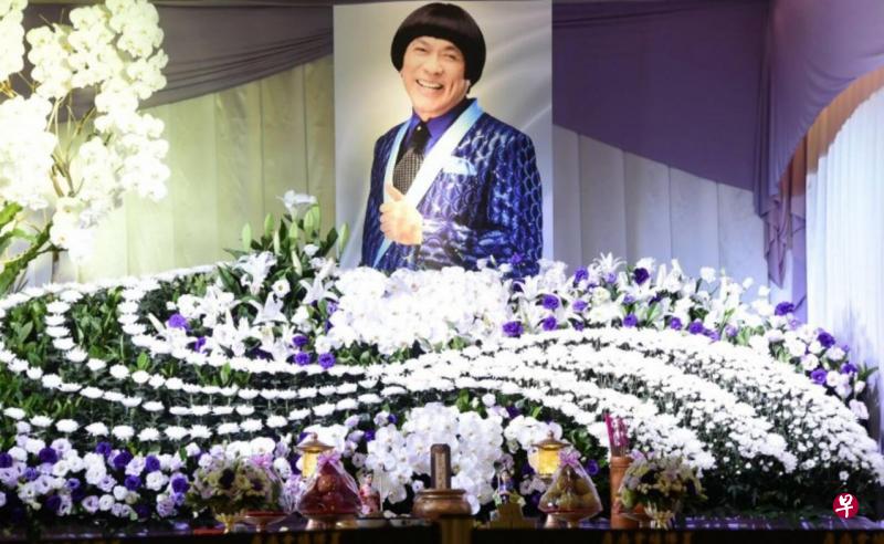 猪哥亮的遗照采用由女儿挑选的唱片封面，充满笑容。（自由时报图）→康康（左）和唐从圣受访时谈到猪哥亮的点滴。（自由时报图）