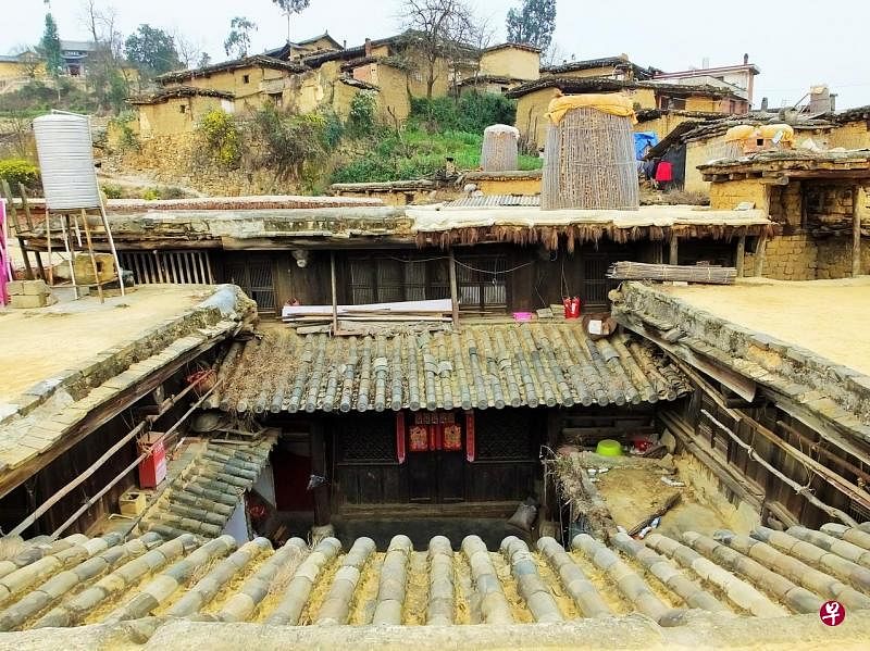彝族土掌房与汉族四合院结合的独特建筑风格。