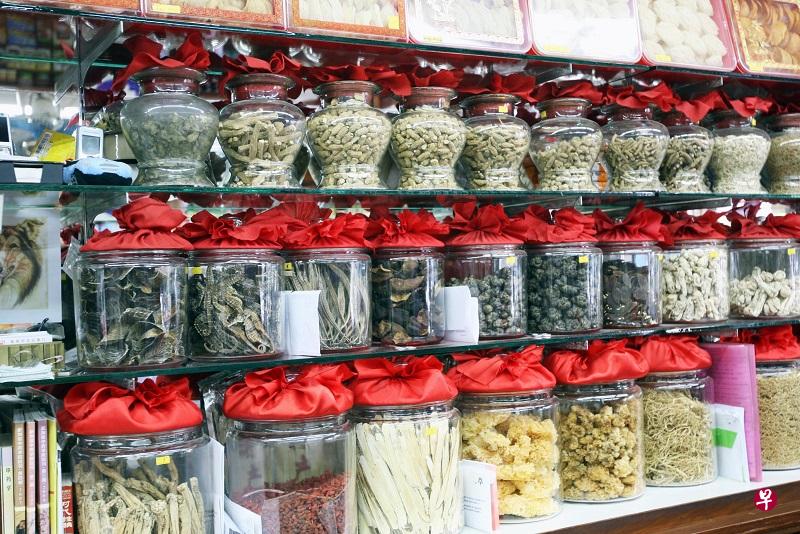 中草药价格逐年上涨，主因包括中国经济转型，药材产量减少，加上全球各国争着买，需求增加而推高价格。（档案照）