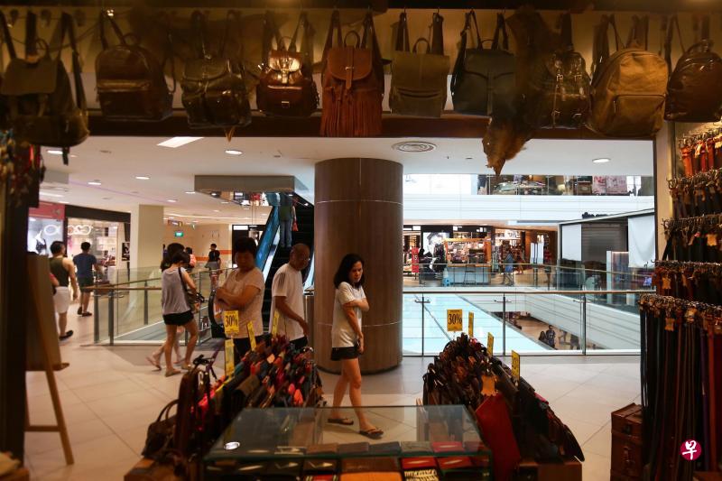 邻里商场一些店铺，如在碧山第8站售卖皮革产品的Leather Atrium，为抢先吸引一些顾客，在5月底就开始举行促销活动。