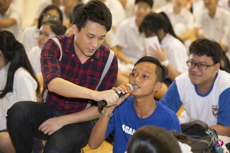 欧南中学的音乐分享会上，同学热情回应合唱。