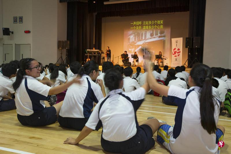 圣升英校的同学在台下热情的回应台上歌手的演唱。