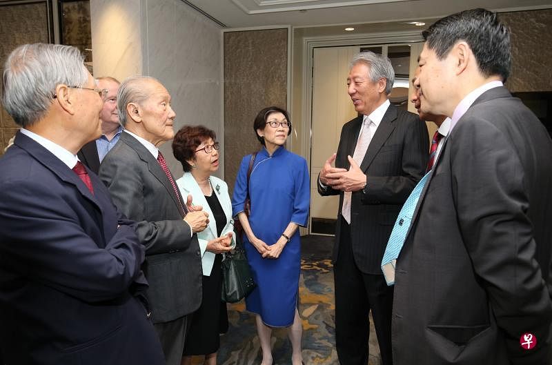张志贤副总理（右二）受邀出席东亚所举办的论坛，与东亚所主席王赓武教授（左二）等人交流。