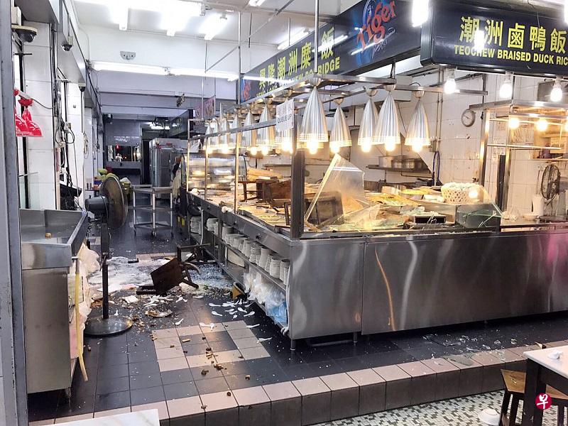 店内一片狼藉，碗盘、餐具及玻璃碎片落一地。（读者提供）