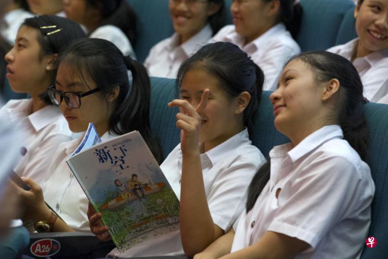 在德明政府中学的音乐分享会上，同学手持“新空下”歌本，一边看一边跟着哼唱。
