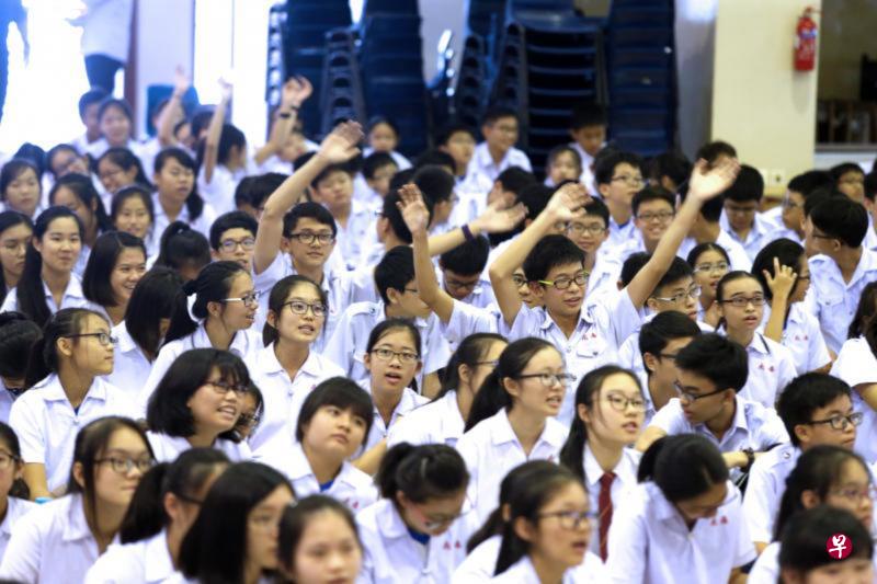南侨中学的同学开心地随着台上歌手表演，挥手摆动。