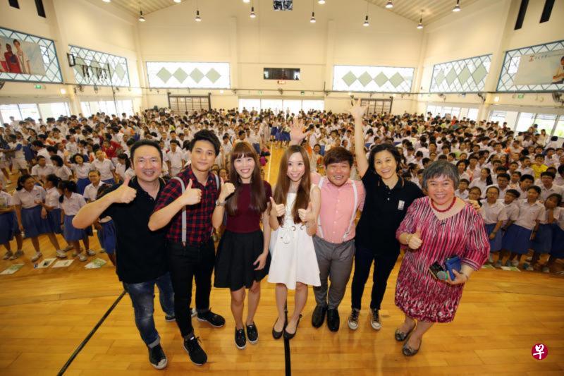 华义中学的新谣音乐分享会结束前，全体同学与弹唱人“新谣新声代”歌唱组合及老师合影。