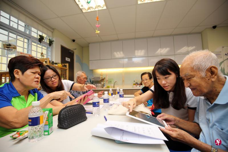 20名参加试验性计划“IM Bonding Learning Project”的年长者昨天仔细聆听来自储蓄银行义工的指示，学习如何设立电邮和面簿账号。（谢智扬摄）