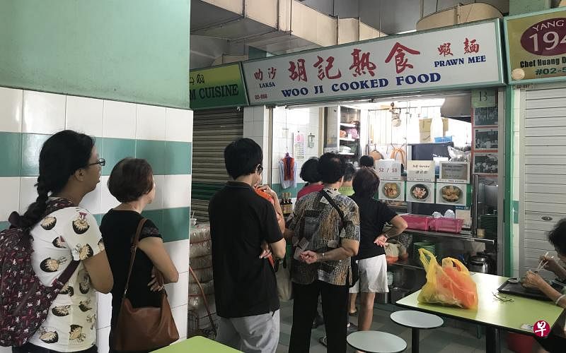 记者9时许抵达面档，发现档口前大排长龙。