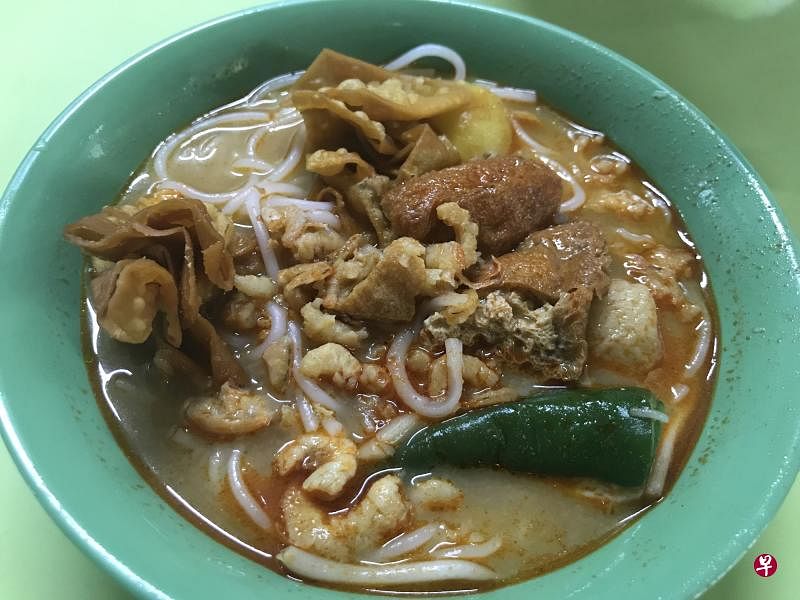 叻沙用料十足，有炸云吞，酿豆腐式的辣椒，鱼丸和豆卜等。