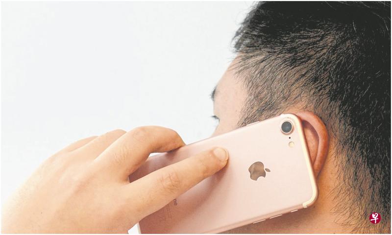 男生在学校使用iPhone 7手机，结果手机被学校没收三个月。（示意图）