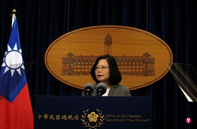 台湾总统蔡英文昨天下午在总统府就断交事件发表讲话，语气强硬地指责北京的做法冲击两岸稳定的现状，威胁台湾人民的生存权利。（法新社）