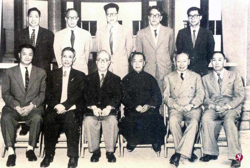 香港新亚书院前身为亚洲文商专科夜校，由钱穆（前排右三）、唐君毅、张丕介（后排右二及右三）等著名学者于1949年创办。（图片来源：香港中文大学网页）