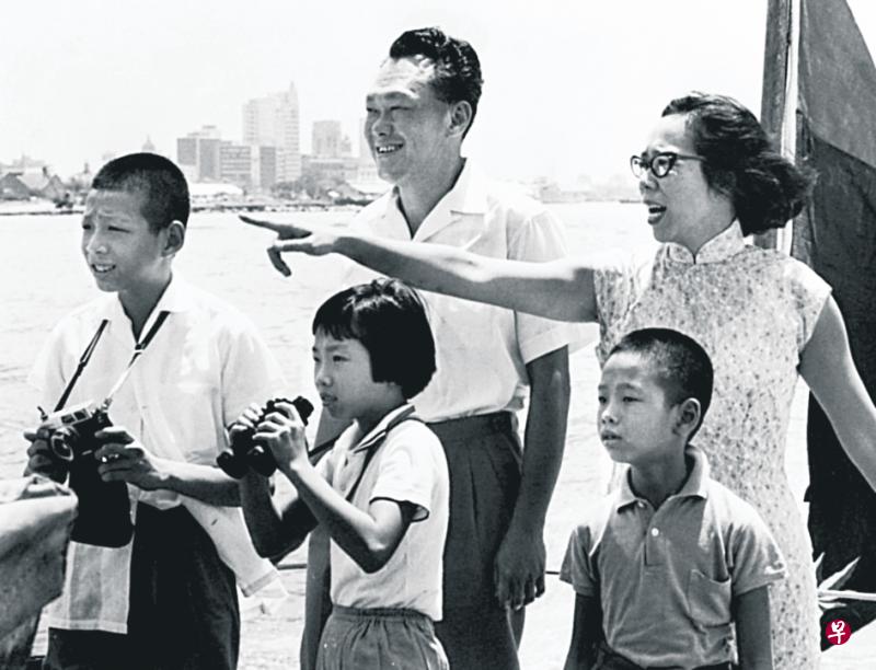建国总理李光耀与妻子柯玉芝和年幼的三个孩子（左起）李显龙、李玮玲和李显扬。（档案照）