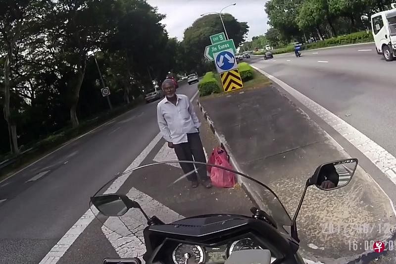 警员骑电单车路过，载送受困的阿伯到目的地。（取自网络）