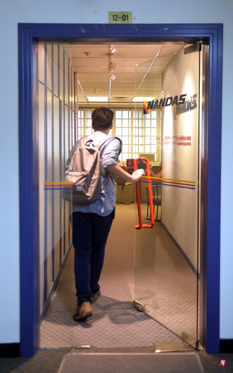 记者走访旅行社，一职员声称不知停业的消息。
