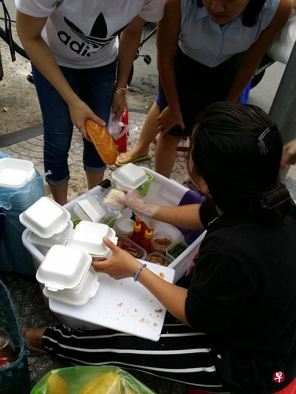 路过不可放过，来两个面包怎么样。