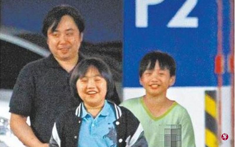 小彬彬（左起）与儿子小小彬（前）及迷你彬（右）。