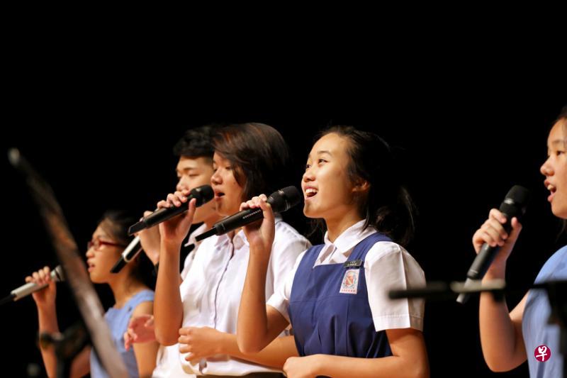 由公教中学、圣尼各拉女校、新加坡女子中学和诺雅初院的学生组成的JIP小组，以优美歌声诠释《你的倒影》。