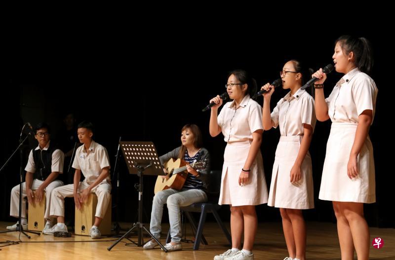 “维我解忧”由维林中学的音乐老师施詠欣（左三）与五名学生组成。