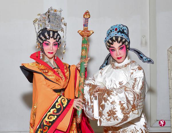 司徒海嫦（右）与黄晓玲在《女巡按谢瑶环》里分饰谢瑶环和武则天。（主办方提供）