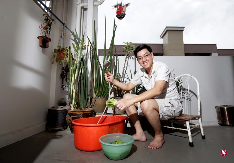 自小在贫寒家庭长大的颜王憑从小养成省水习惯，至今还常用洗菜的水浇花。（陈渊庄摄）