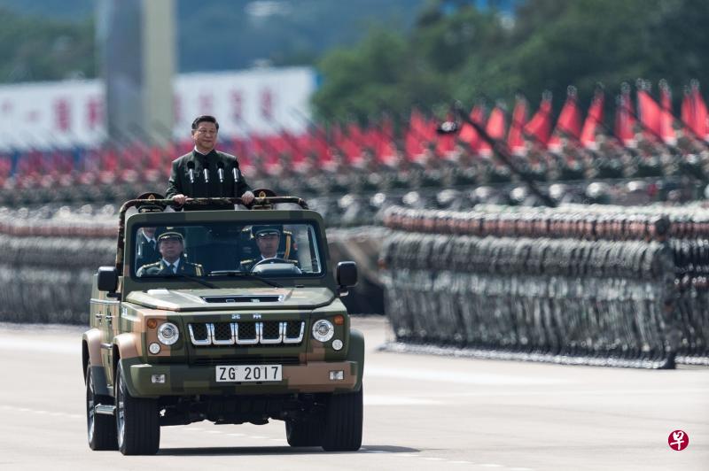 中共总书记、中国国家主席、中央军委主席习近平昨天上午在石岗军营进行了香港回归以来最大规模的阅兵。（法新社）