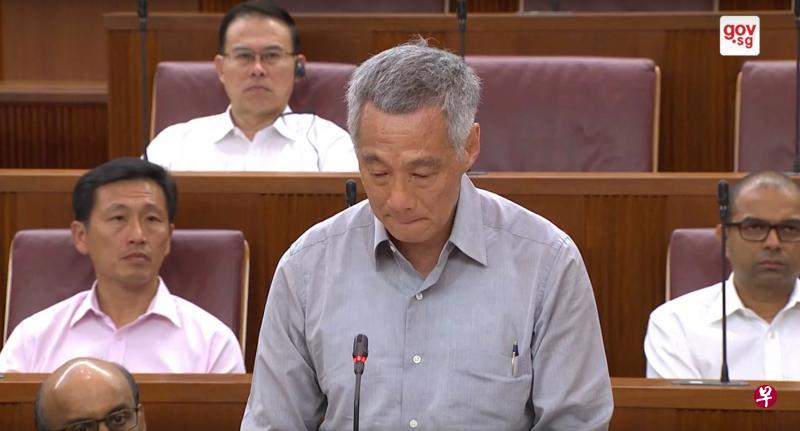 李总理记起父亲在他13岁时嘱咐他，如果自己遭遇不测，一定要照顾好母亲和弟妹。因有感没能维系好手足之情，有违父亲的托付，总理在国会上一度哽咽。（视频截图）