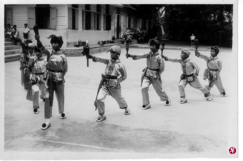 农民公学学生在校舍前空地上表演，摄于1970年。