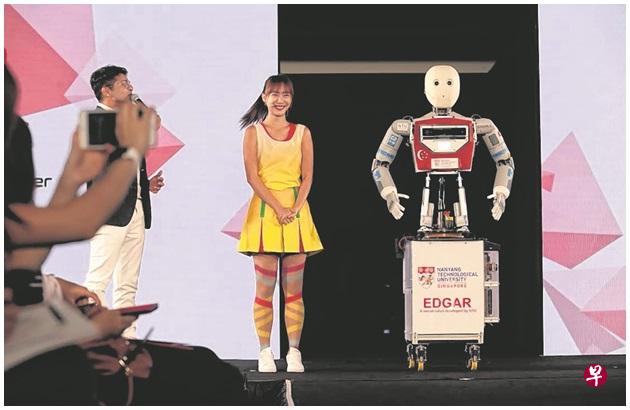 女艺人陈欣淇今年首次挑起主持大梁，站在她旁边的机器人Edgar，也是主持人之一。（联合早报）
