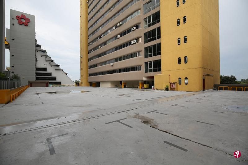 结霜桥旧货市场今天之后走入历史，近80个摊贩将从本星期六起到黄金大厦6楼露天停车场重新开业。右图显示义工昨天在旧货市场向访客分发迁移通知传单。（梁麒麟摄）
