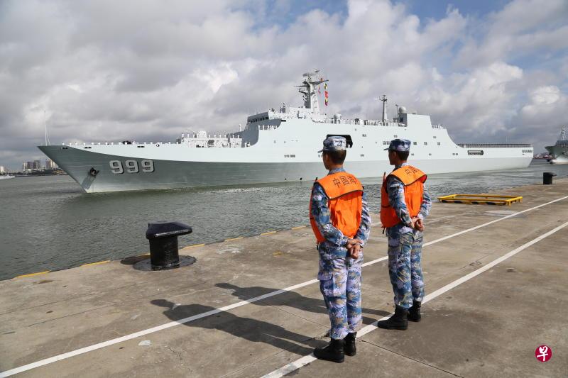 搭载驻吉布提保障基地官兵的舰船今天在广东湛江某军港码头解缆起航。（新华社）