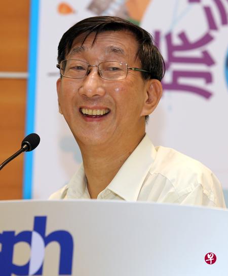 第一位出场的旅游达人邹文学，说到兴奋处自己也笑起来。