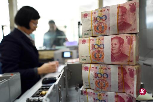 一名银行职员点算人民币100元纸钞。（法新社）