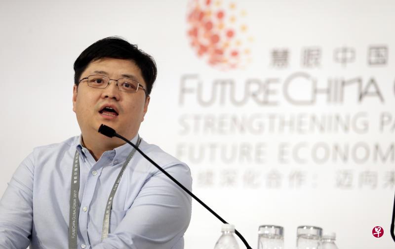 李学凌指出，手机支付的功能在中国已被人们广泛地使用，但新加坡在这方面的发展却依然不足。（陈渊庄）