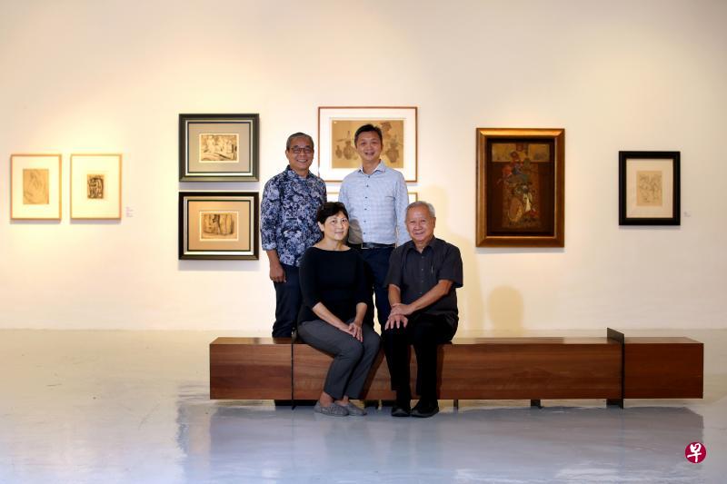 “四宾－素描”策展人佘智恩（前排左）和其中两位收藏家：许少全（前排右）、傅文克（后排右）。Helutrans集团总裁谢立志（后排左）赞助这次画展场地。
