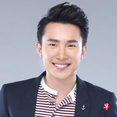 UFM100.3电台DJ伟龙明天在哈芝巷和雅柏奥奇主持现场实况网络直播。
