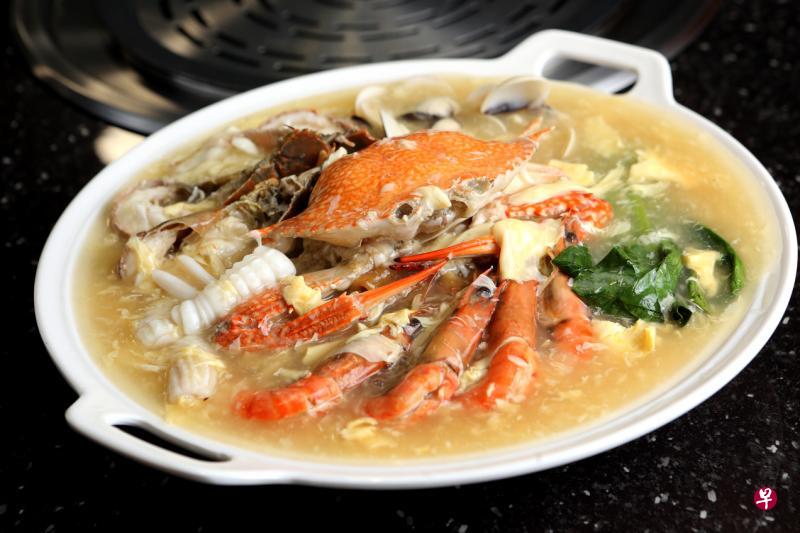 除了蒸汽锅，食客也能在餐馆尝到招牌海鲜河粉。