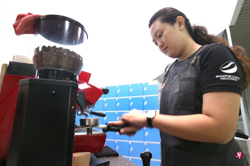 黄琬晴经过一年的学习已经可以辨别咖啡豆的产地和质量，熟练地制作咖啡。（邬福梁摄）