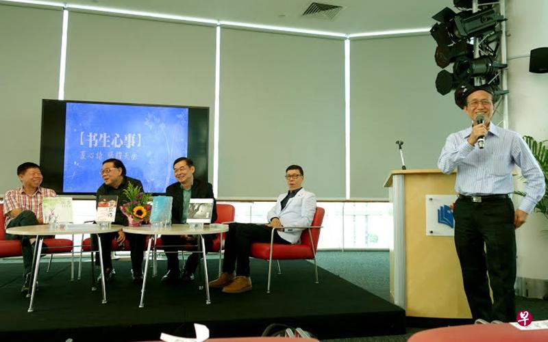 五月诗社社长郭永秀（右一）点评三名主讲人的作品，引来台上台下一片笑声。左起：本文作者、林得楠、蔡志礼、董农政。
