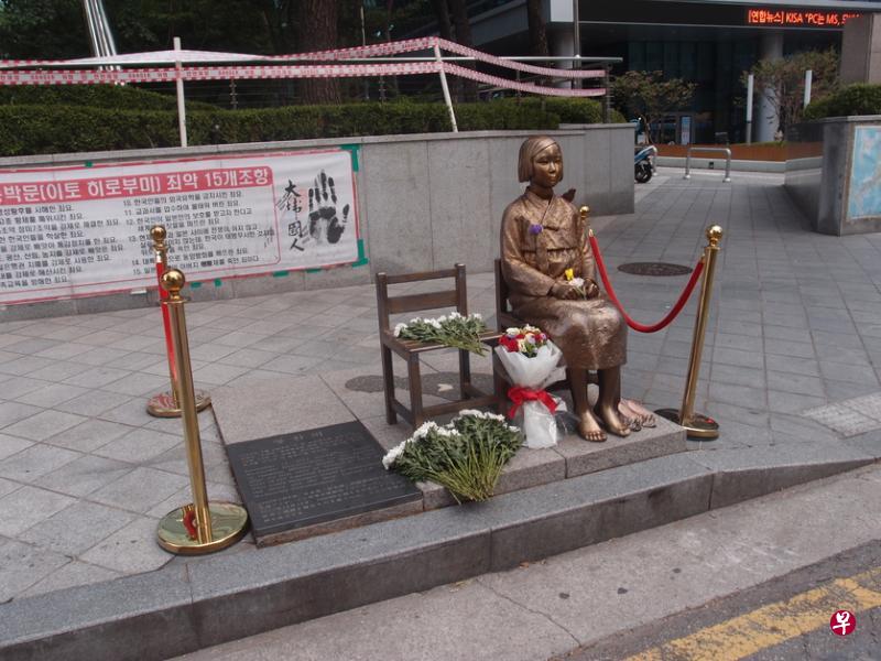 日本大使馆对面的少女青铜像。